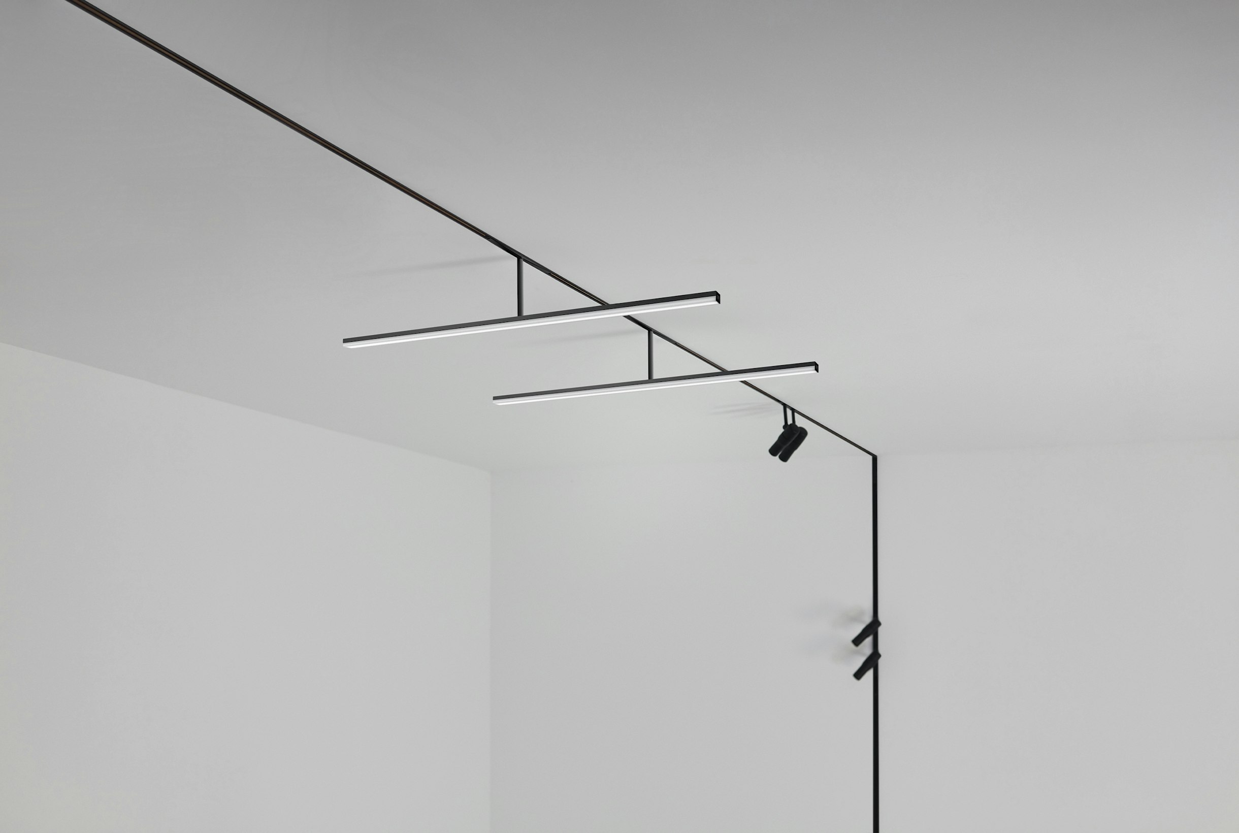 P_Md_E-Zero-Track-Pro-Recessed-Flos-Architectural-still-life.jpg