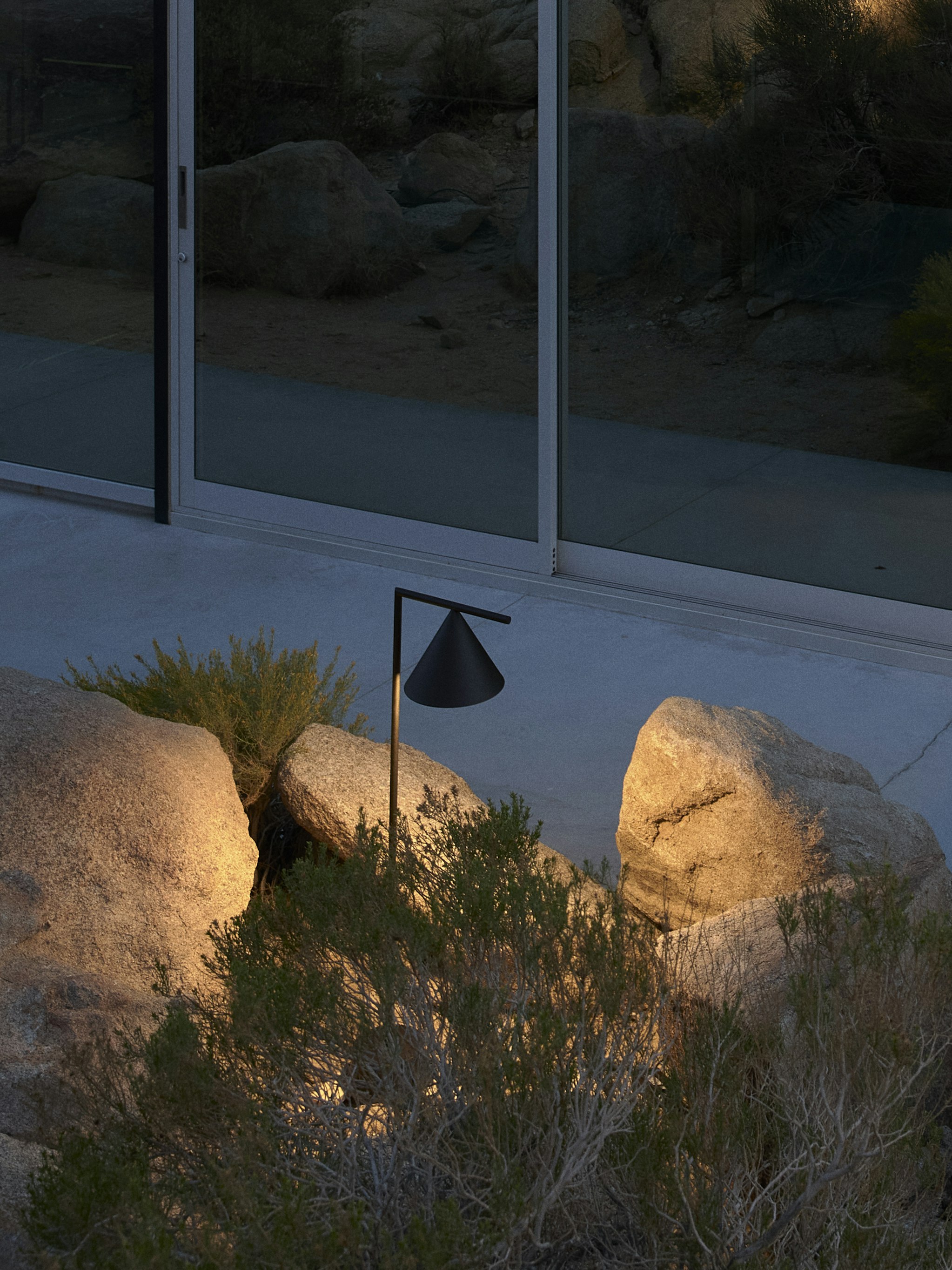 P_Md_F-Captain-Flint-Bollard-Flos-Outdoor-highlight.jpg