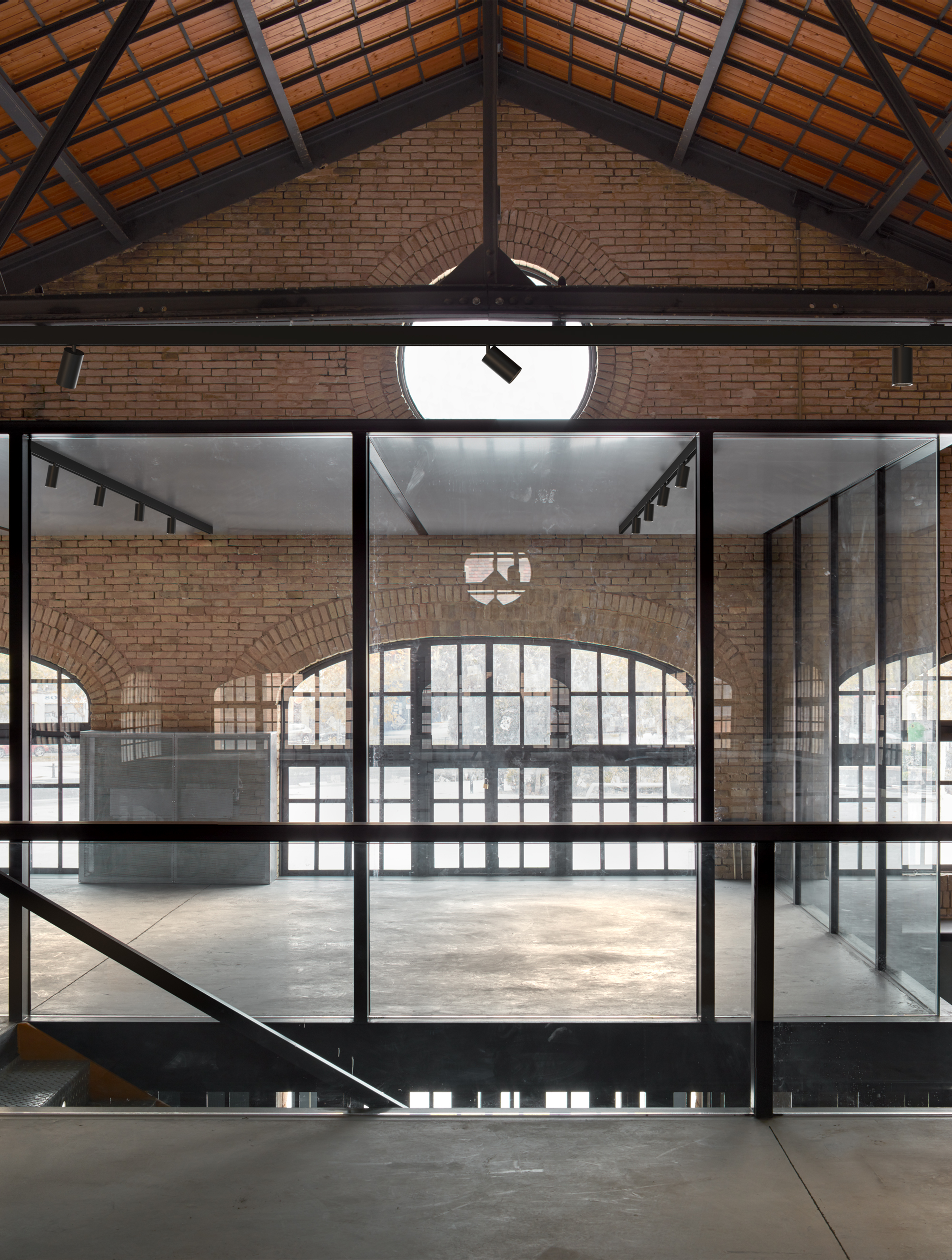The new Spot version of Light Shadow is compatible with Flos systems and standard three-phase tracks.