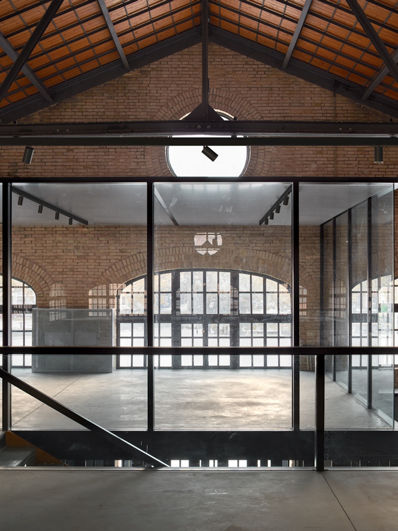The new Spot version of Light Shadow is compatible with Flos systems and standard three-phase tracks.