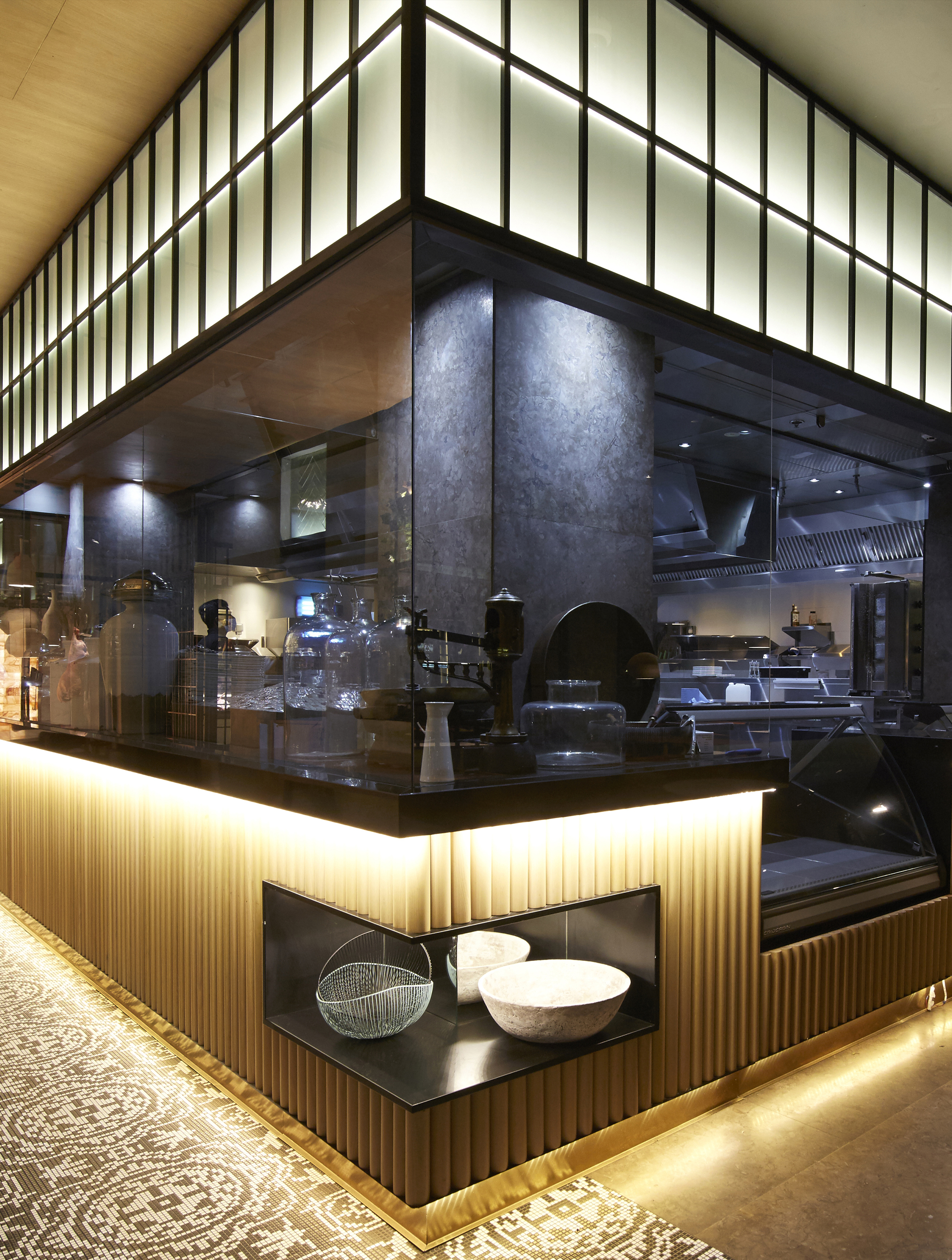 P_Md_F-The-Micro-Running-Magnet-Light-Stripe-Wall-Washer-Flos-Architectural-highlight.jpg