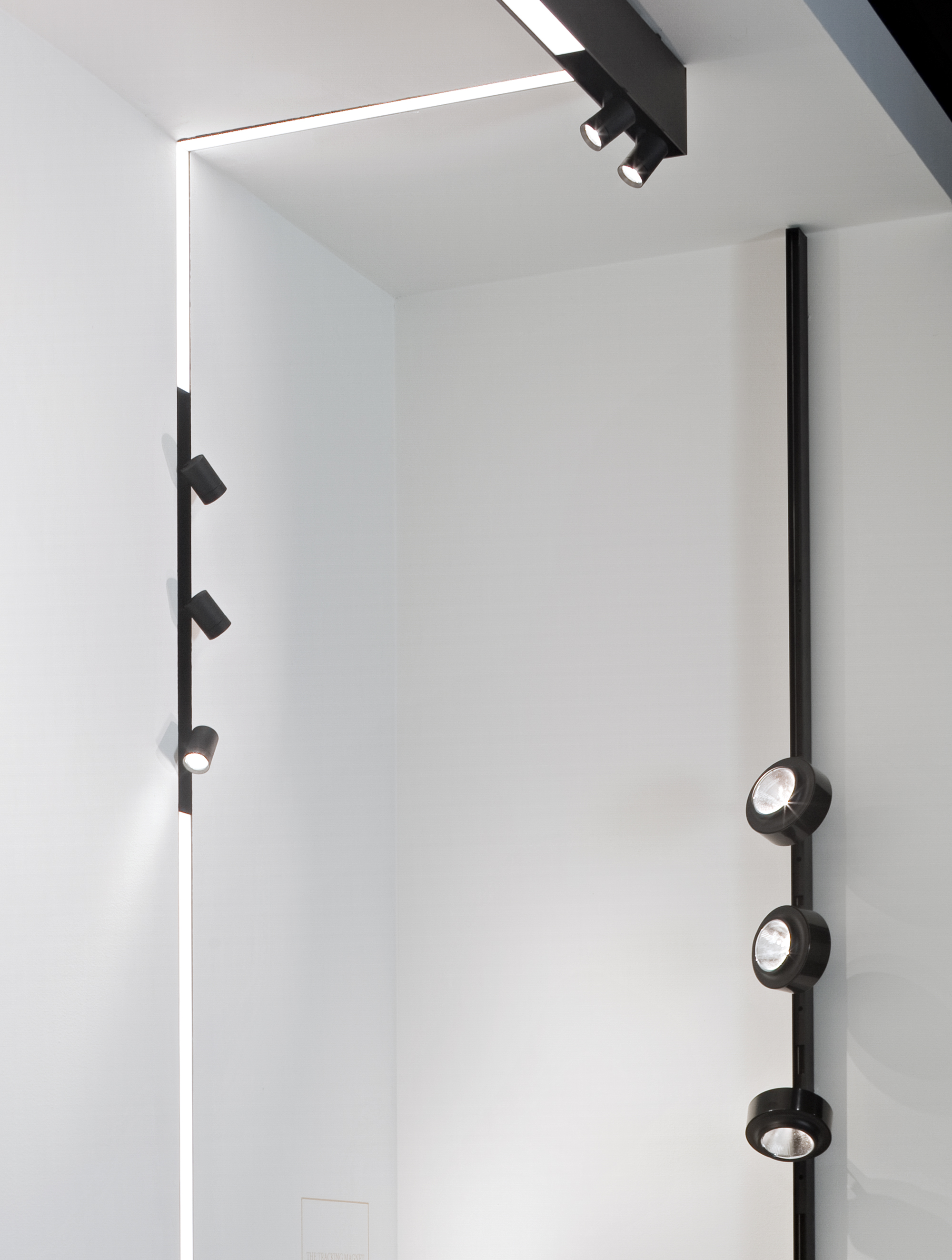 P_Md_F-The-Running-Magnet-Anthony-Spot-Flos-Architectural-highlight.jpg