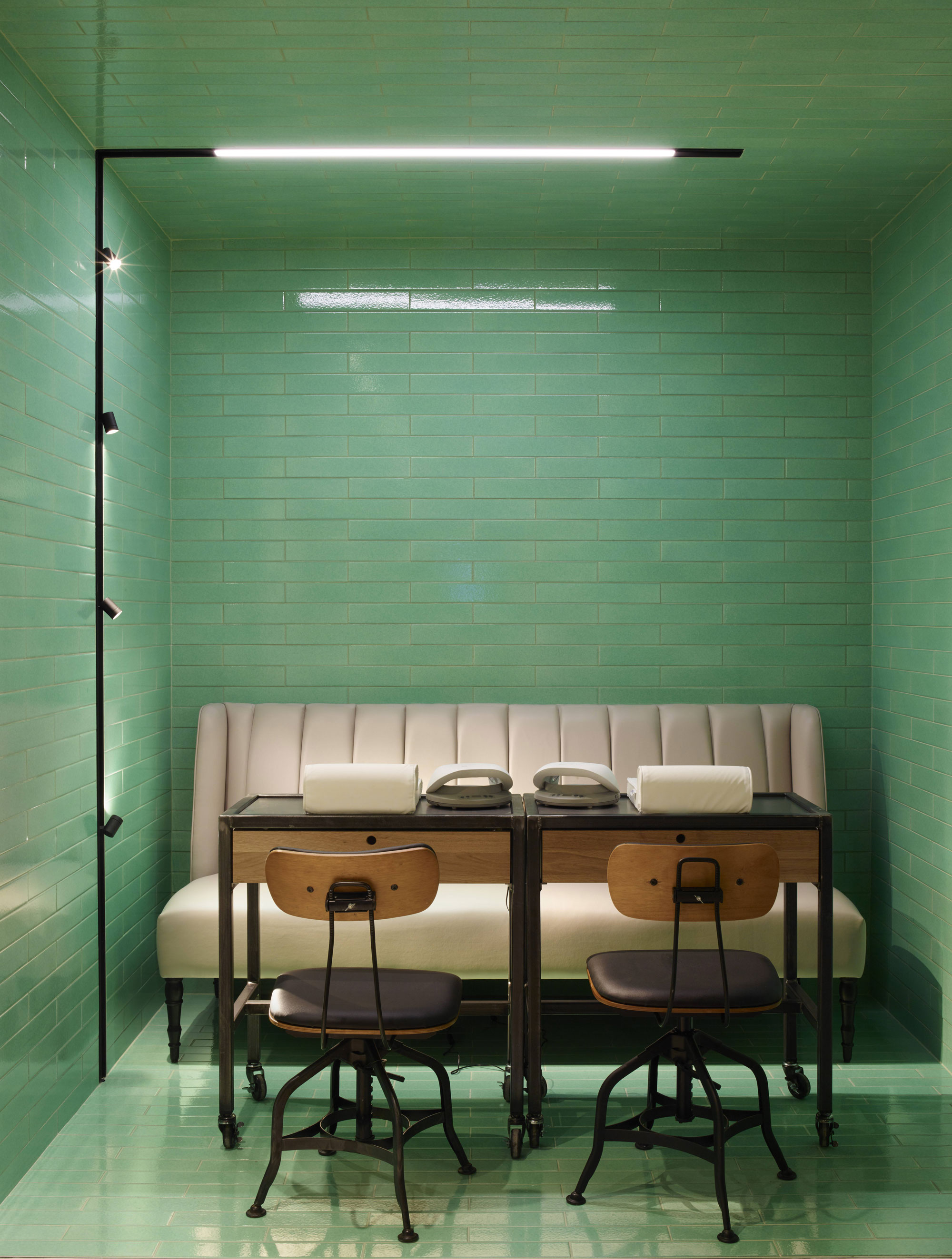 P_Md_F-The-Running-Magnet-Light-Stripe-Flos-Architectural-highlight.jpg