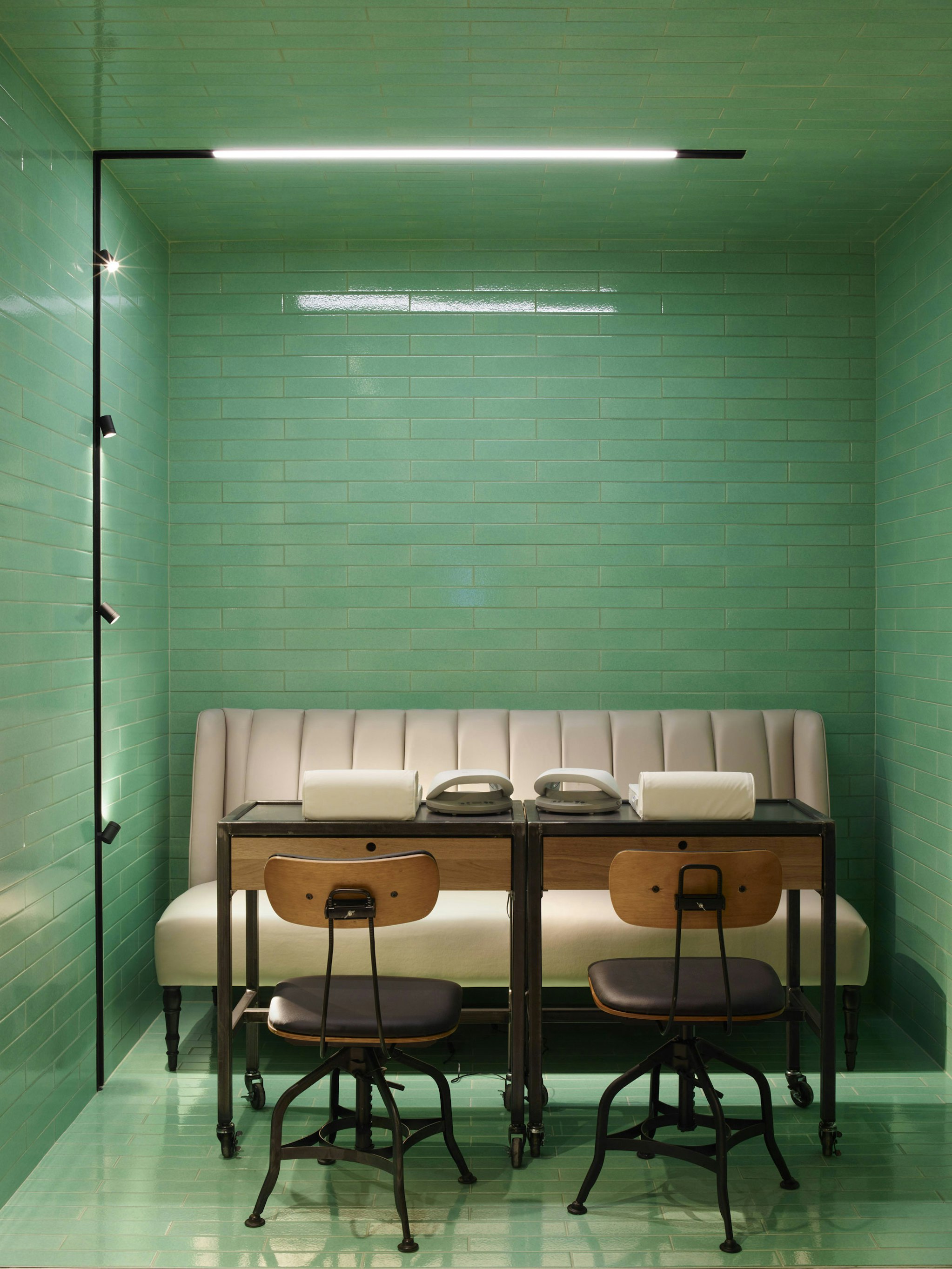 P_Md_F-The-Running-Magnet-Light-Stripe-Flos-Architectural-highlight.jpg