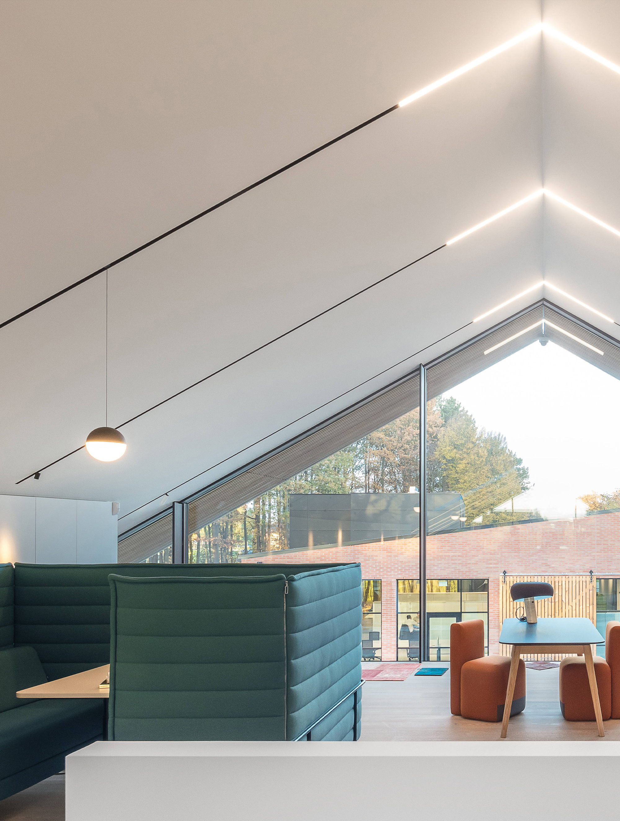 P_Md_F-The-Running-Magnet-String-Light-Sphere-Flos-Architectural-highlight.jpg