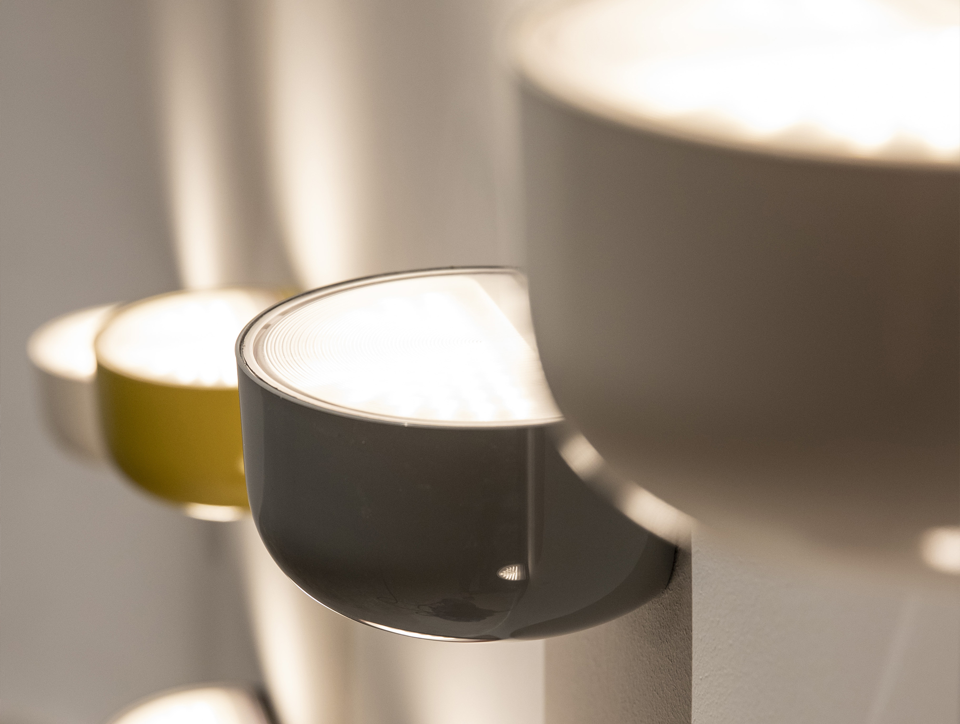 P_Sf_A-Bellhop-Wall-Up-Flos-Decorative-Thubnail-life_general.jpg