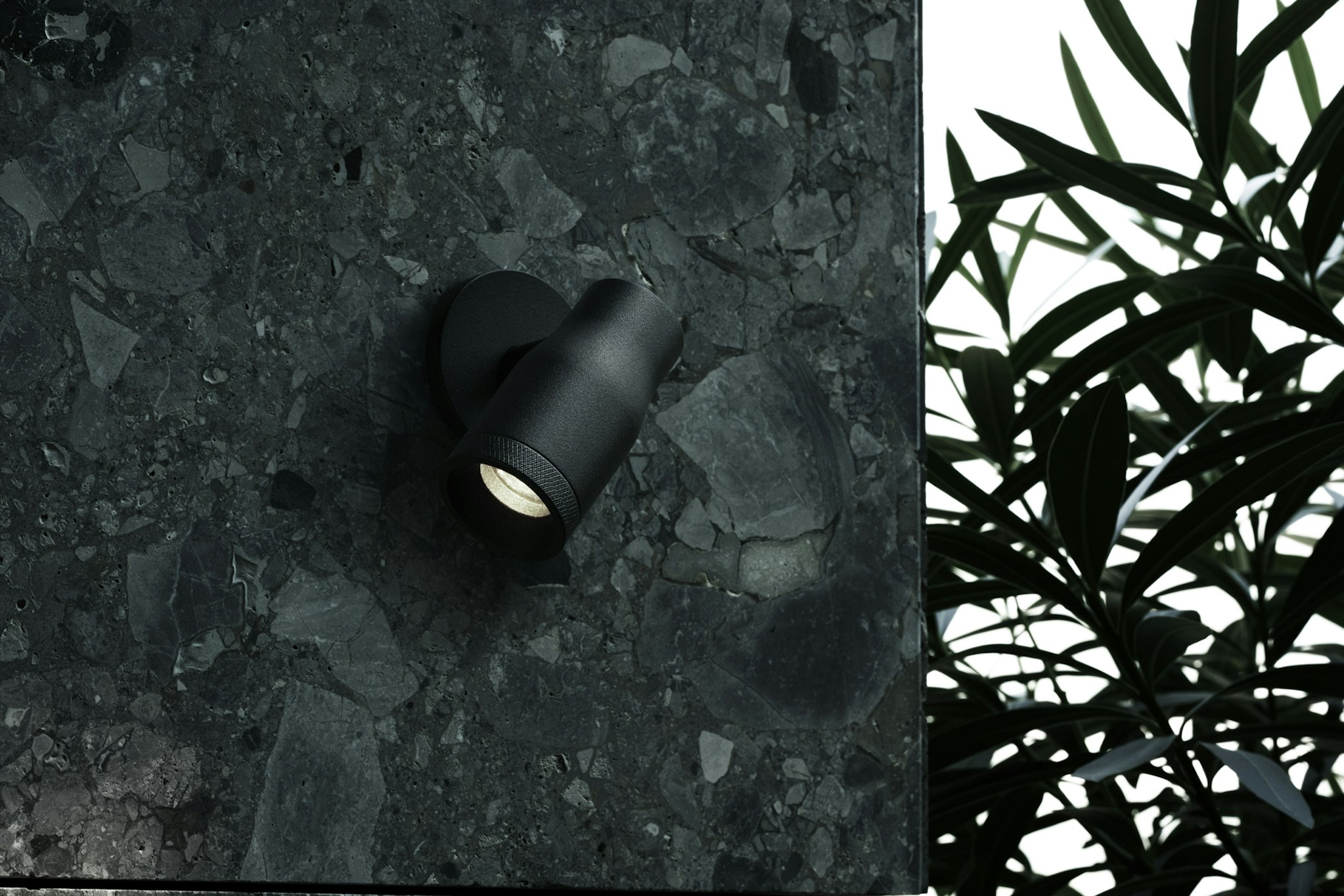 P_Sf_A-Landlord-Spot-Flos-Outdoor-Thubnail-life_general.jpg