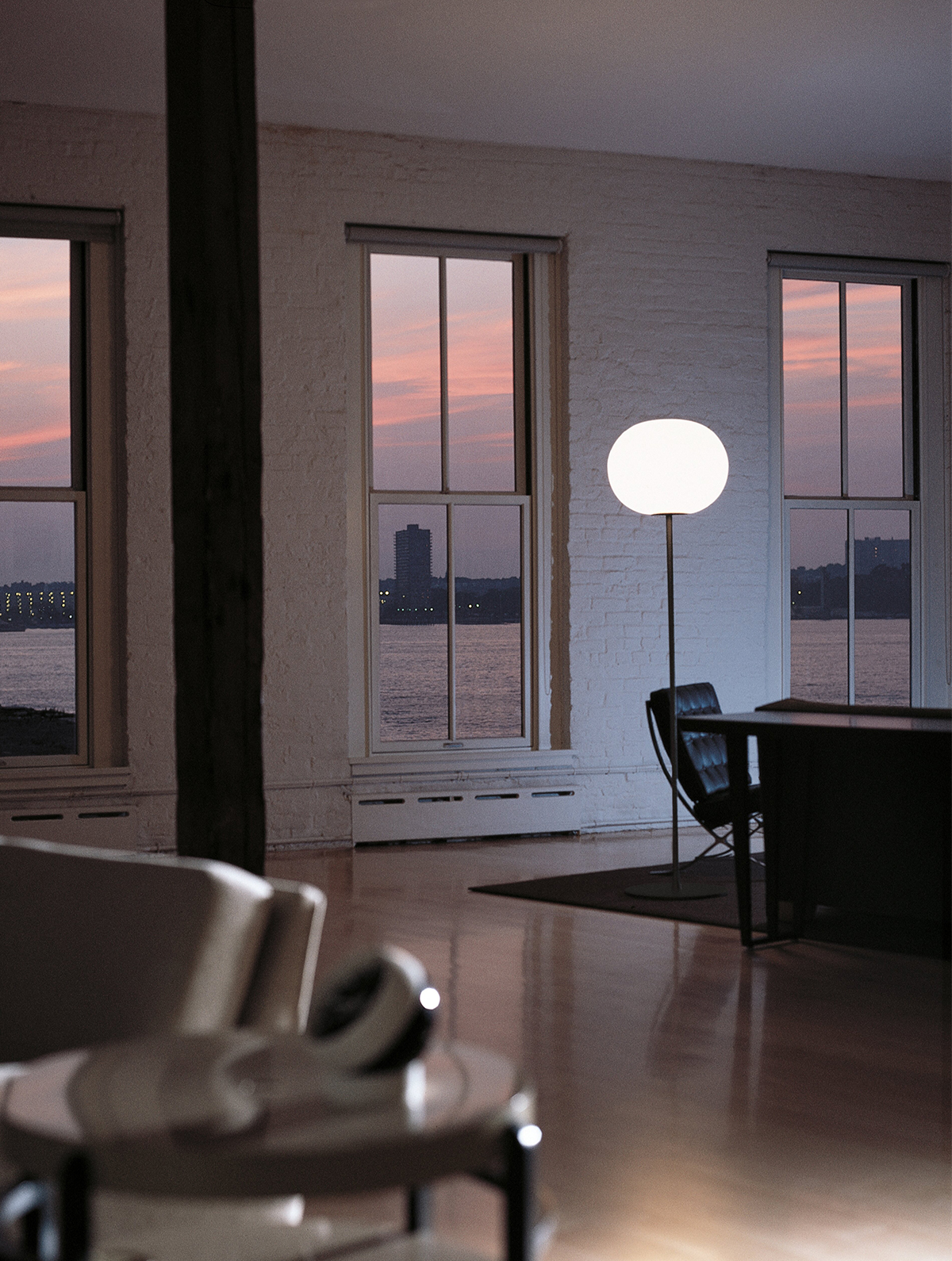 P_Sf_AV-Glo-Ball-Floor-Flos-Decorative-Thubnail-life_general.jpg