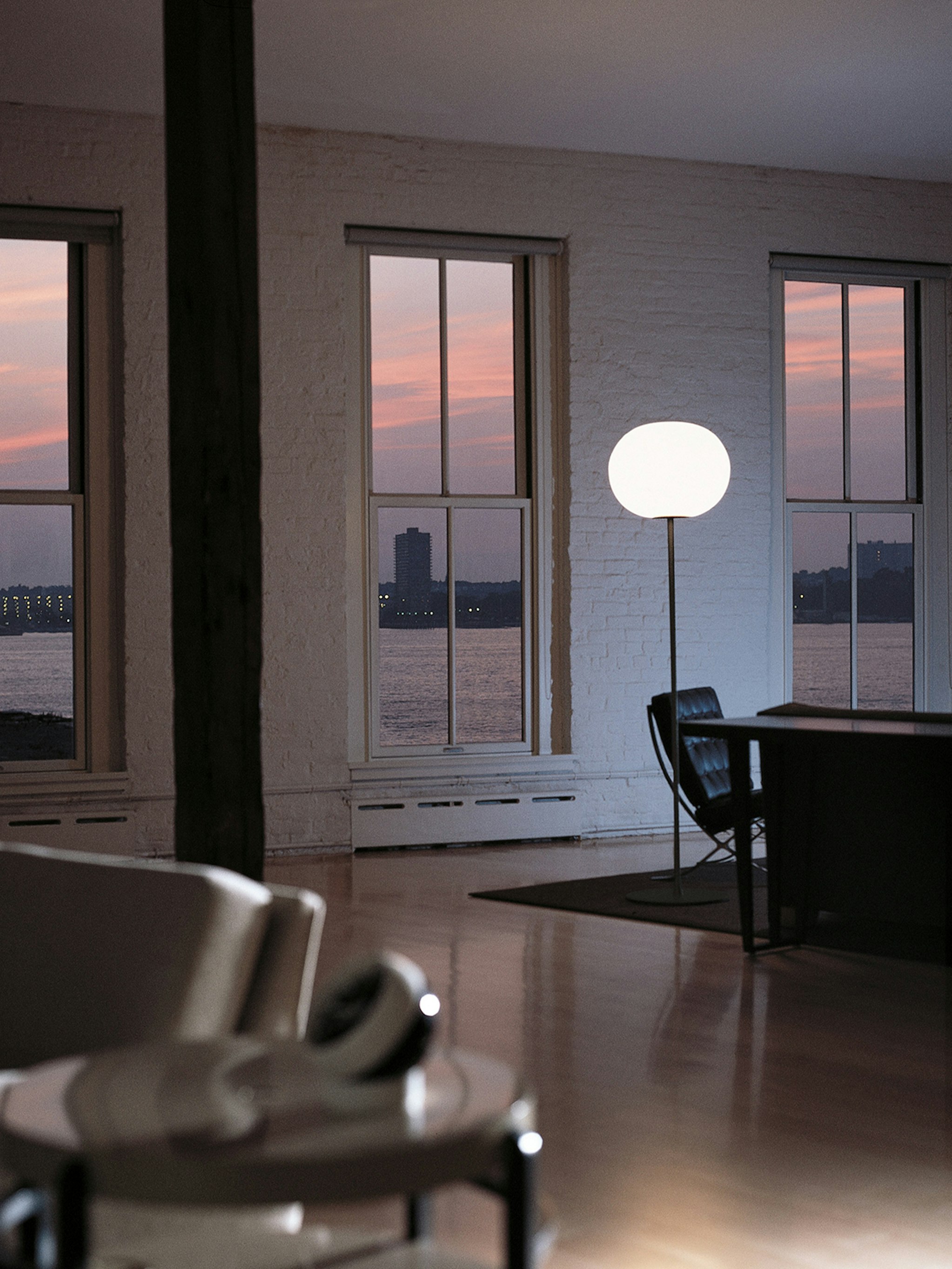P_Sf_AV-Glo-Ball-Floor-Flos-Decorative-Thubnail-life_general.jpg