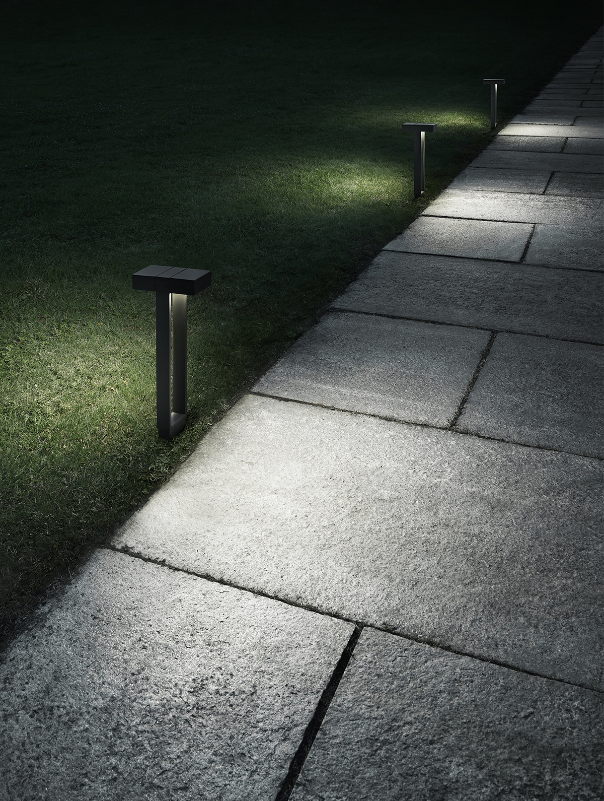 P_Sf_AV-Mile-Bollard-Flos-Outdoor-Thubnail-life_general.jpg