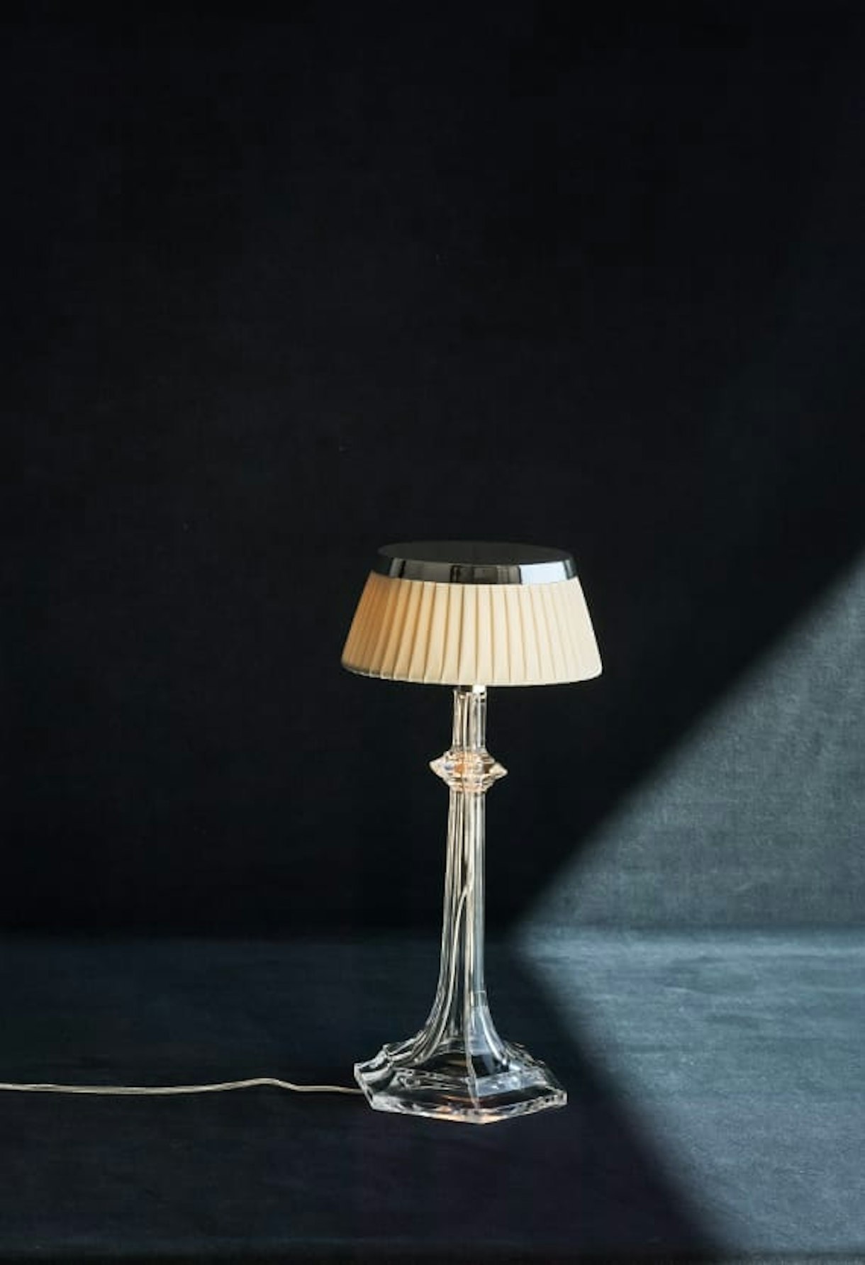 bon-jour-table-versailles-small-flos-decorative-R-02.jpg