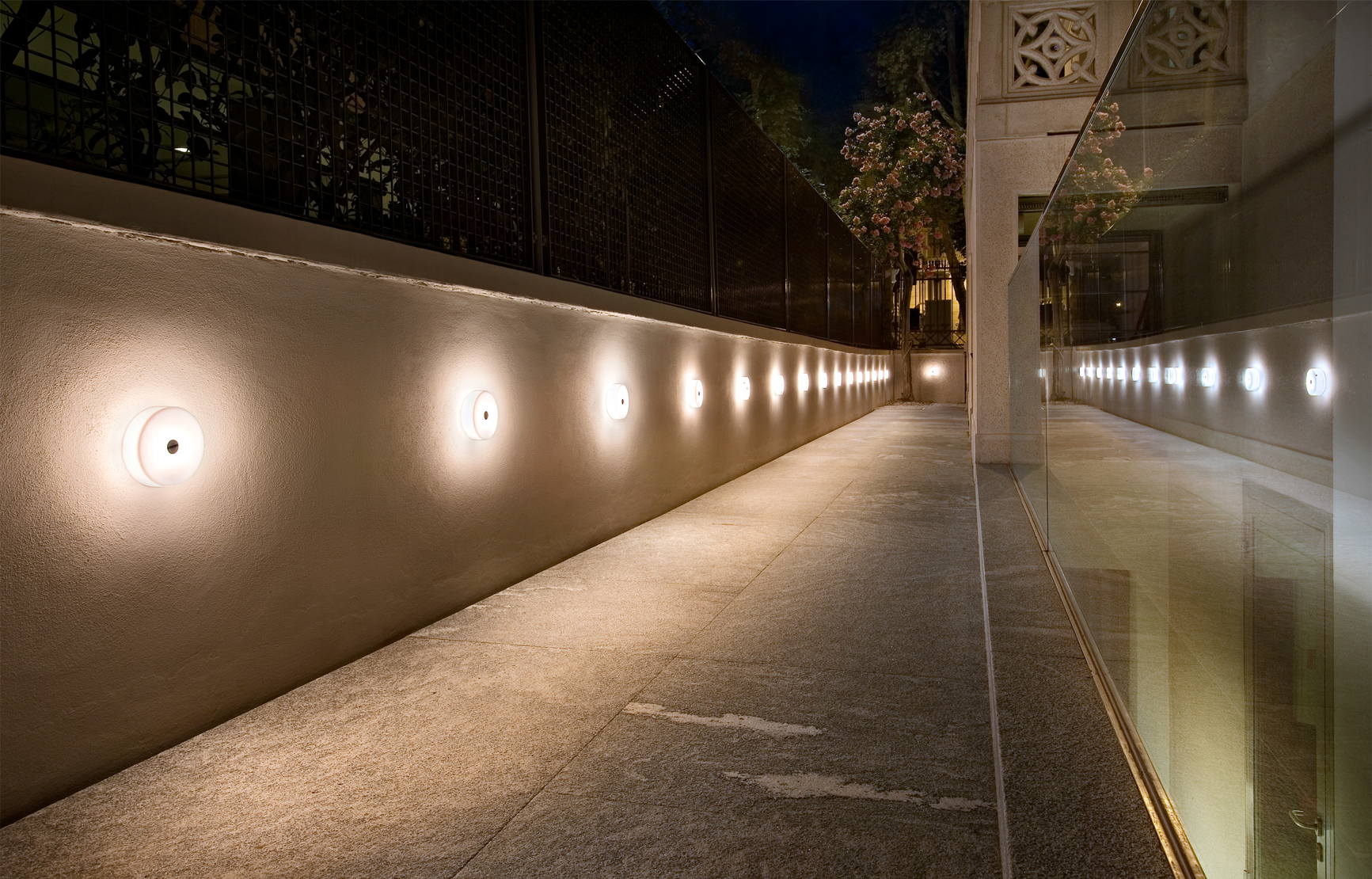 Button-ceiling-wall-flos-R-04.jpg