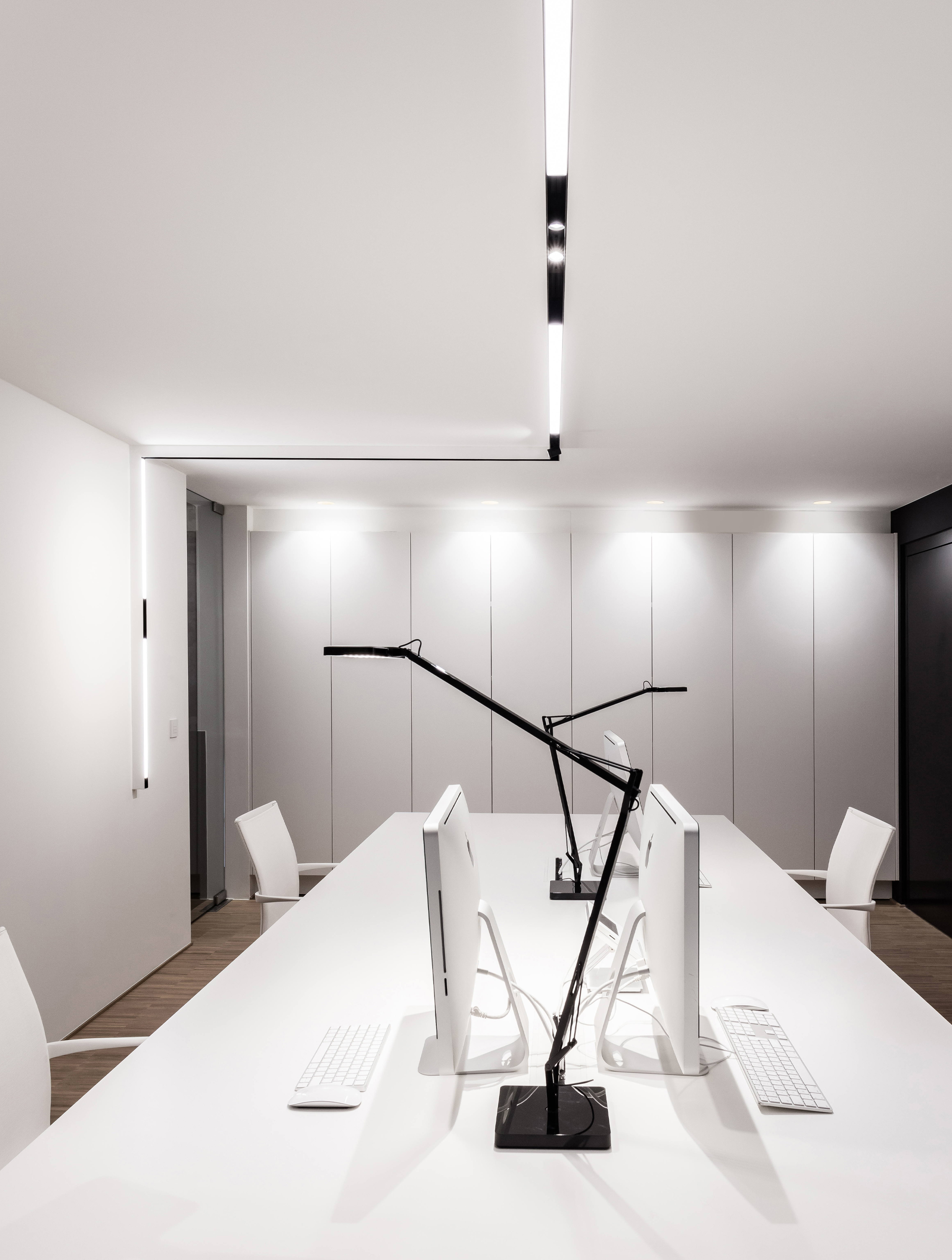P_Md_F-The-Running-Magnet-Surface-Flos-Architectural-highlight.jpg