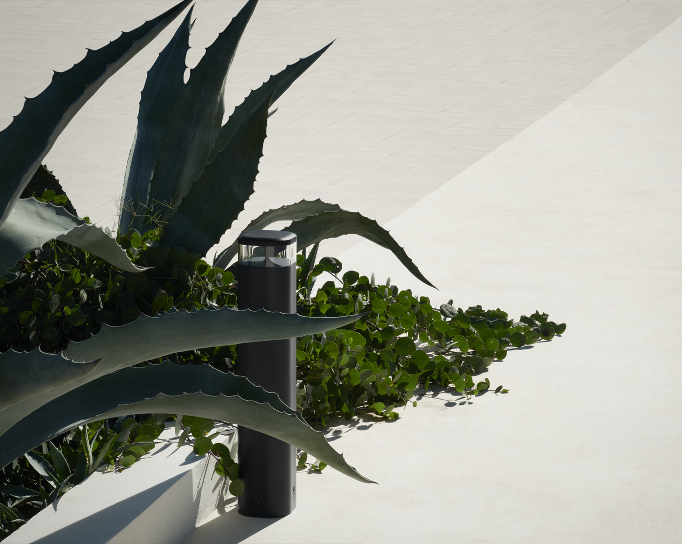 pointbreak-bollard-flos-outdoor-R-06.jpg