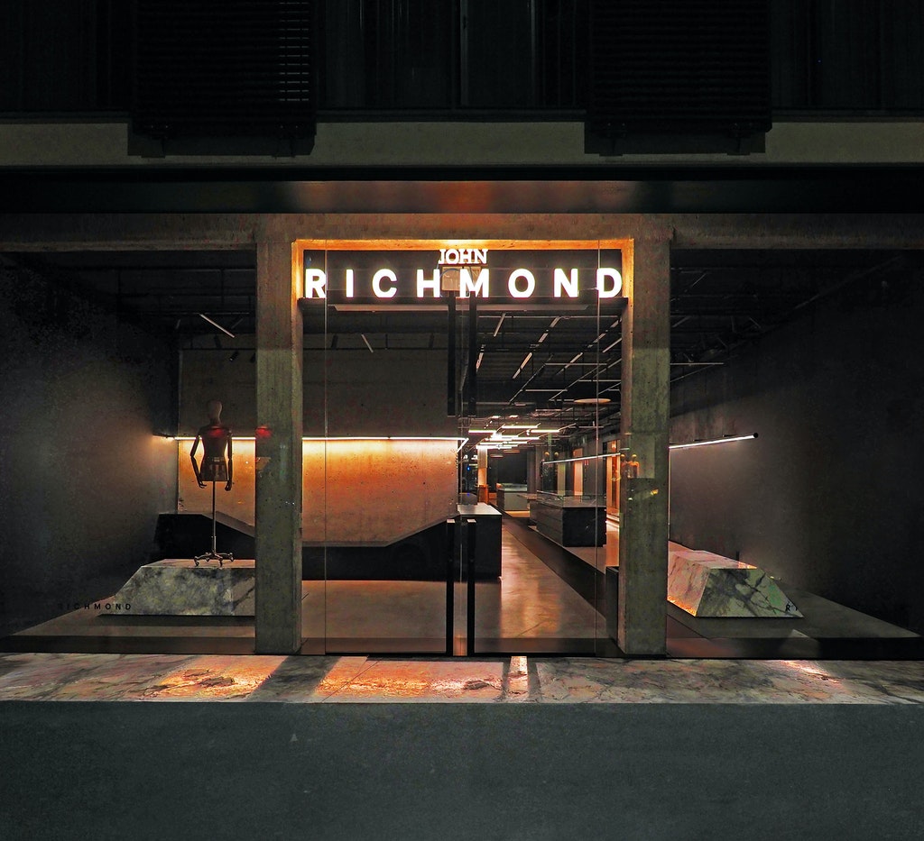 retail-richmond-milano-flos-01b