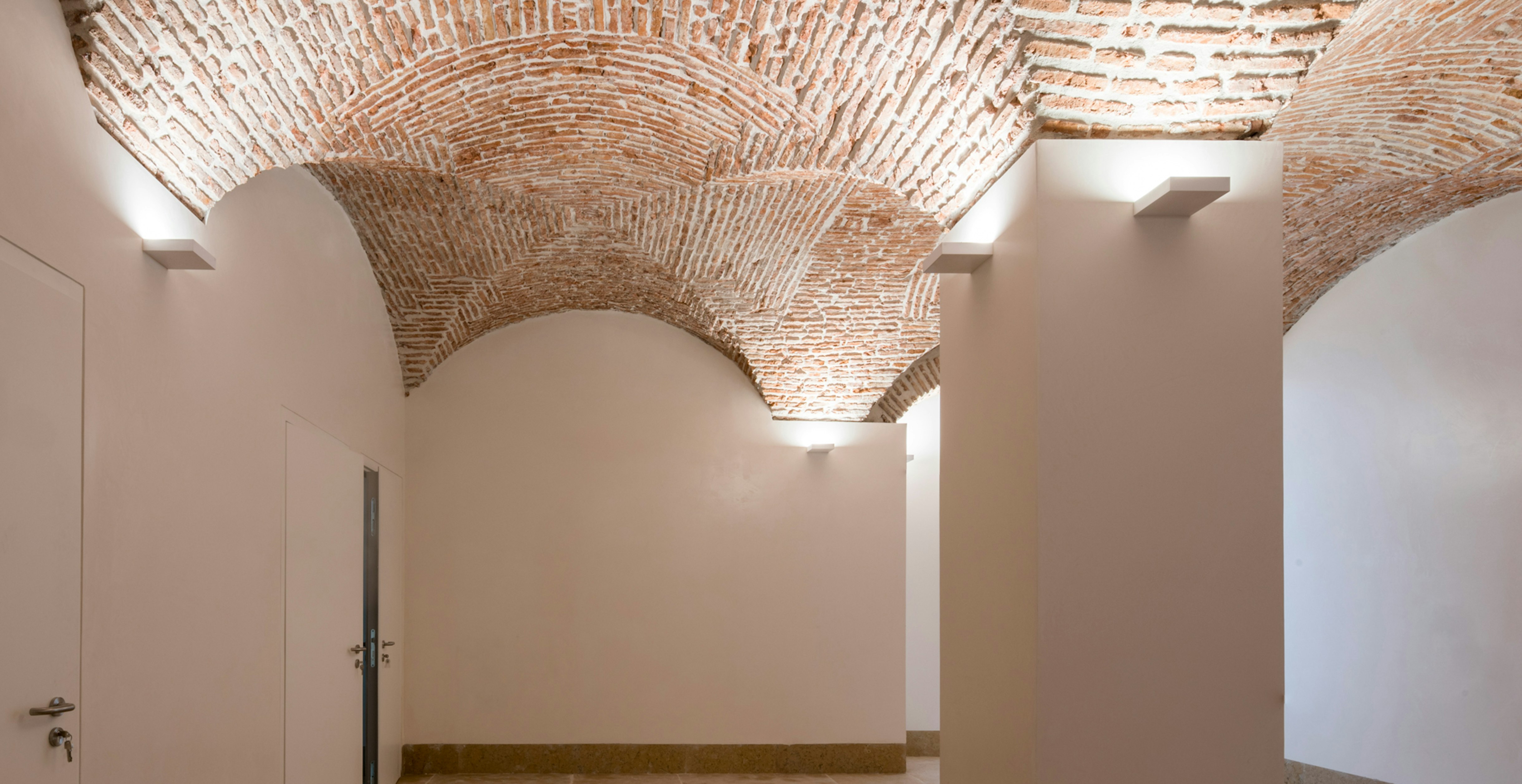 stories-fort-knox-wall-philippe-starck-flos-00B